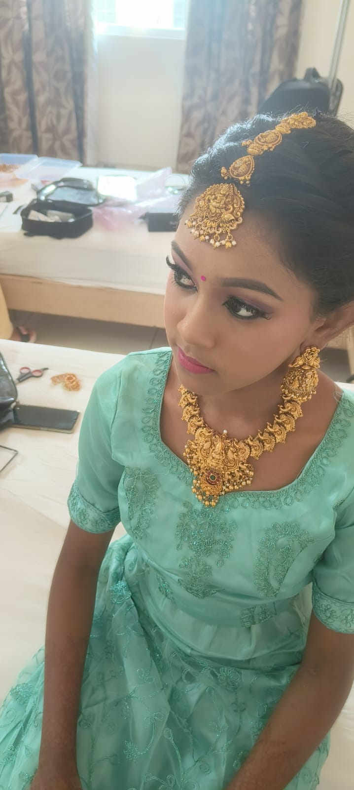 MAKEUP 