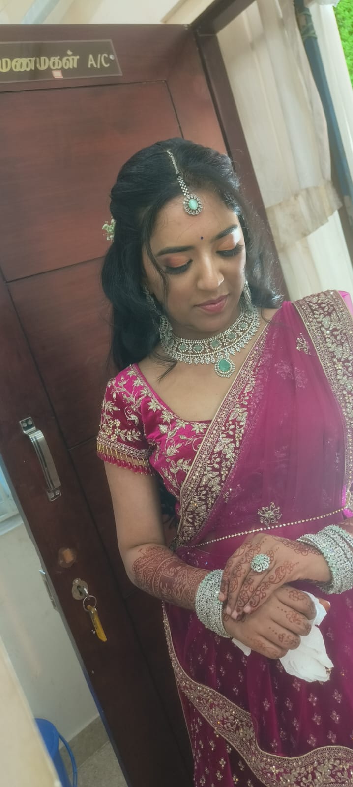 MAKEUP 
