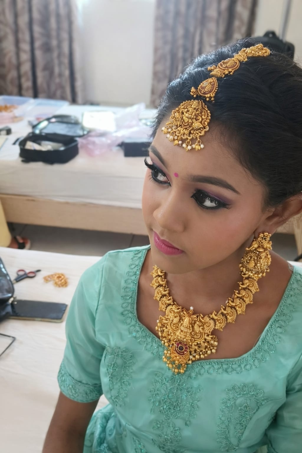 MAKEUP 